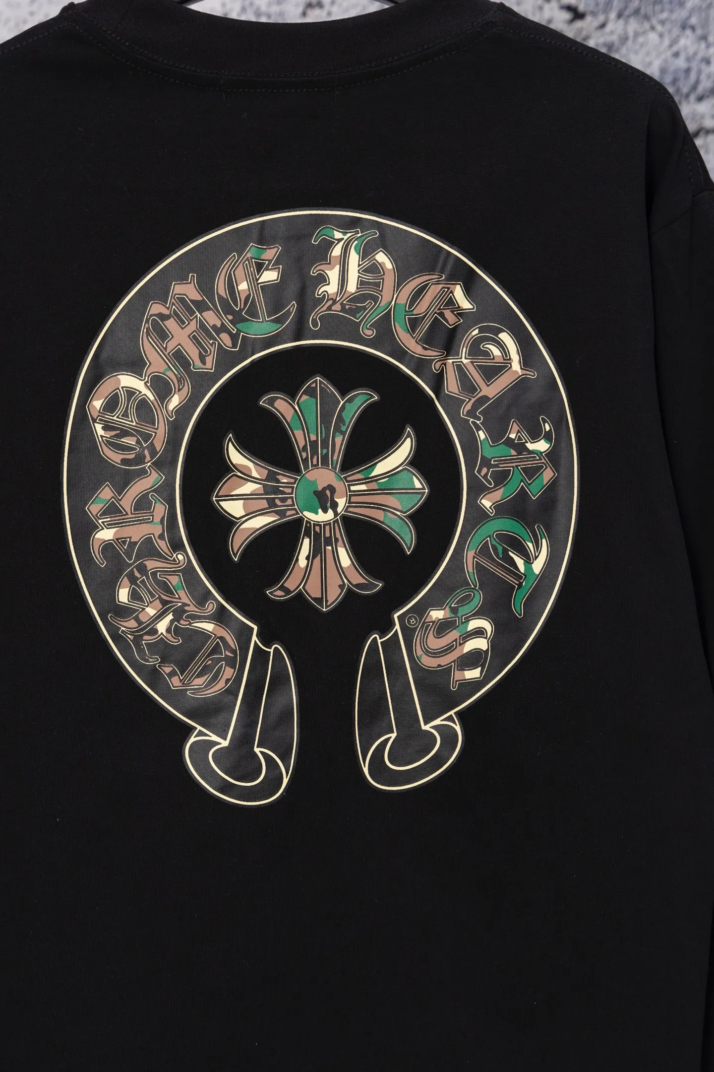 P190 Chrome Hearts CH Chrome Hearts Arm Camouflage Letters Large Logo Pocket Long Sleeve T-shirt Made of 300 grams of pure cotton fabric Threads are encrypted in the same color as the cylinder. The color is the same. Buy with confidence. The workmanship details are to the extreme, different from ordinary products in the market. White ink direct-jet printing high-temperature technology. Large factory flow workmanship. Double-line hemming production. Machine washable. High temperature resistance. Imported pigments will not fall off. Color: black white. Size: S—